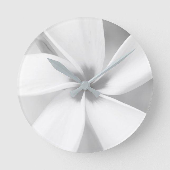 Reloj Redondo Mediano Plumeria - Retrato de macro blanco y negro (Anverso)