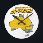 Reloj Redondo Mediano Pop Art Ilustrado Australia<br><div class="desc">Este mapa ilustrado de Australia está representado en un vibrante estilo pop art. El mapa está delineado en negro y relleno con un color amarillo brillante,  sobre un fondo azul con un patrón punteado. Las principales ciudades de Australia están etiquetadas en cajas azules</div>