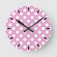 Pos de polka blanca en rosa pálido
