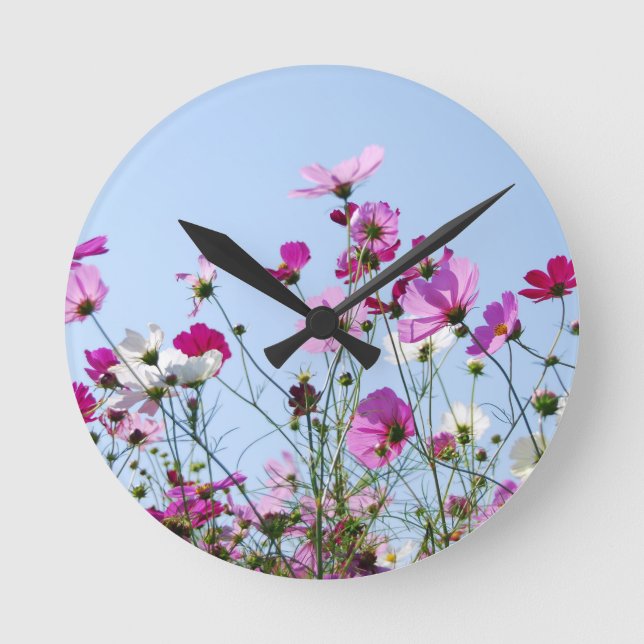 Reloj Redondo Mediano Prado de hermosas flores silvestres moradas (Anverso)