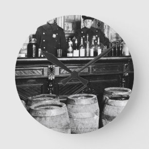 Reloj Redondo Mediano Prohibición - Policía de Speeasy da a Bootlegger -