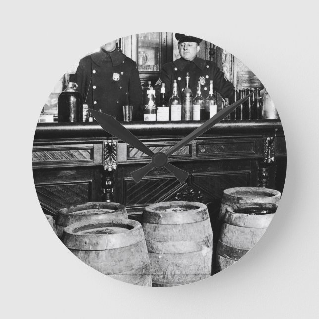 Reloj Redondo Mediano Prohibición - Policía de Speeasy da a Bootlegger - (Anverso)