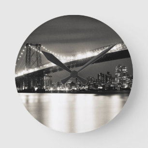 Reloj Redondo Mediano Puente de Williamsburg en New York City en la