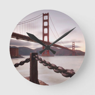 Reloj Redondo Mediano Puente Golden Gate contra las montañas
