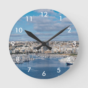 Reloj Redondo Mediano Puerto de Sliema con edificios modernos y barcos