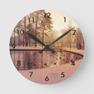 Reloj Redondo Mediano Puesta de sol sobre el parque con un pequeño lago