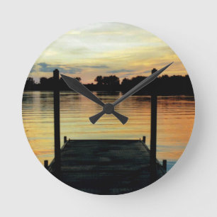 Reloj Redondo Mediano Puesta del sol retra del agua del lago del muelle