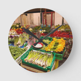 Reloj Redondo Mediano Puesto en el mercado italiano de frutas y hortaliz