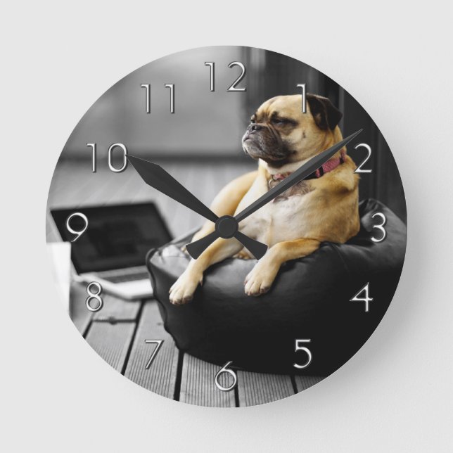 Reloj Redondo Mediano Pug en reposo (Anverso)