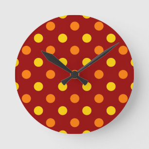 Reloj Redondo Mediano Puntos de lunares naranjas y amarillos sobre rojo