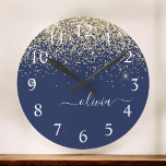 Reloj Redondo Mediano Purpurina azul de la marina de oro guión Monograma<br><div class="desc">Reloj de nombres de monograma con guión de Purpurina de espuma azul y dorado de marina. Esto hace que el dulce perfecto cumpleaños 16,  boda,  ducha de novia,  aniversario,  ducha de bebé o fiesta de soltera sea regalo para alguien que ama el lujo glam y los estilos de moda.</div>