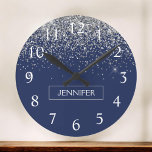 Reloj Redondo Mediano Purpurina azul de la Marina Plata Monograma Girly<br><div class="desc">Reloj de nombres de monograma Purpurina de espuma azul de plata y marina. Esto hace que el dulce perfecto cumpleaños 16,  boda,  ducha de novia,  aniversario,  ducha de bebé o fiesta de soltera sea regalo para alguien que ama el lujo glam y los estilos de moda.</div>