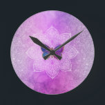 Reloj Redondo Mediano *~* Purpurina de color agua de mariposa de yoga Ma<br><div class="desc">Reloj de pared media - Energía mejorada por Anna Rosa: === Texturas místicas cautivadoras de color de agua abstracto Celestiales sonadas por el Purpurina de imitación Magenta Pink Lavender Púrpura Mezclado con un elaborado Mandala meditativo blanco con una Magenta dorada y azul turquesa y mariposa rosa. Este diseño tiene muchos...</div>
