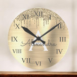 Reloj Redondo Mediano Purpurina de oro Cepillado nombre de monograma Met<br><div class="desc">El Purpurina de la Espuma Metálica del Relieve metalizado Gold Faux Cepó el Nombre del Monograma Metalizado y el Reloj de la Pared de Lujo Inicial. Esto hace que el dulce perfecto cumpleaños 16, boda, ducha de novia, aniversario, ducha de bebé o fiesta de soltera sea regalo para alguien que...</div>
