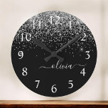 Reloj Redondo Mediano Purpurina negro plateado Script Monograma Nombre d<br><div class="desc">Reloj de nombres de monograma de escritura cepillado por Purpurina de espuma negro y plateado. Esto hace que el dulce perfecto cumpleaños 16,  boda,  ducha de novia,  aniversario,  ducha de bebé o fiesta de soltera sea regalo para alguien que ama el lujo glam y los estilos de moda.</div>