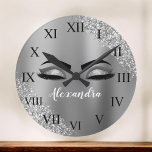 Reloj Redondo Mediano Purpurina plateado Sparkle Eyelashes Monograma<br><div class="desc">Purpurina de espuma metálica de Relieve metalizado de Plata Pinceladas Pinceladas Monograma Metalizado y Encendido Inicial (Lashes), Extensiones Eyelash y Pequeño reloj decorativo. El diseño hace que el dulce perfecto 16 cumpleaños, boda, ducha de novia, aniversario, ducha de bebé o fiesta de soltera sea regalo para alguien que busca un...</div>