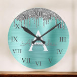 Reloj Redondo Mediano Purpurina Verde azulado plateado Cepillado nombre<br><div class="desc">El Relieve metalizado de Purpurina Metálico Esparkle de color azul Aqua y Verde azulado se cepilló el nombre Metalizado del Monograma y el reloj de pared de lujo inicial. Esto hace que el dulce perfecto cumpleaños 16, boda, ducha de novia, aniversario, ducha de bebé o fiesta de soltera sea regalo...</div>