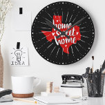Reloj Redondo Mediano Raider Red and Black Home Sweet Home - Texas<br><div class="desc">A los que vivimos en Texas nos encanta porque es un hogar dulce hogar. Este sencillo diseño expresa ese amor por el tipo de letra manuscrita y el corazón garabateado sobre la forma del estado con rayas esbozadas brillando. Tipografía escrita a mano y detalles. Terminación angustiada sobre todo el asunto....</div>