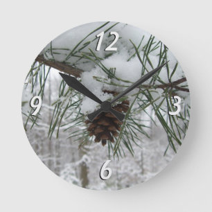 Reloj Redondo Mediano Rama de pino nevada Fotografía de la naturaleza in