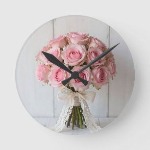 Reloj Redondo Mediano Ramo Romántico de Rosas Rosadas con Encaje Perla