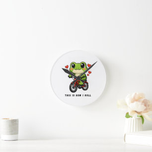 Reloj Redondo Mediano Rana Ciclista Adorable   Arte de Rana Kawaii en Bi