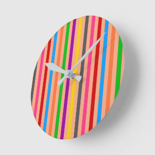 Reloj Redondo Mediano Rayas Coloridas Sobre Diseño De Patrón Naranja