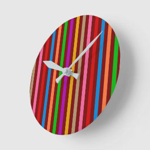 Reloj Redondo Mediano Rayas Coloridas Sobre Diseño De Patrón Rojo