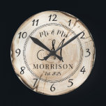 Reloj Redondo Mediano Recién Bodas rusos personalizados<br><div class="desc">Reloj rústico-moderno de paredes monogramado de madera boda con fecha establecida y nombre casado.</div>