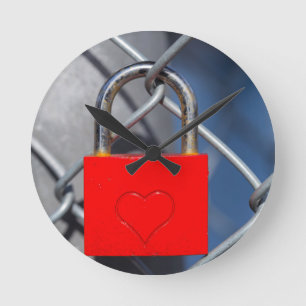 Reloj Redondo Mediano Red heart lock on fence