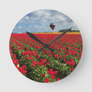 Reloj Redondo Mediano Red Tulip Field with Hot Air Balloon