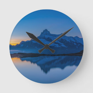 Reloj Redondo Mediano Reflejo de agua al atardecer en la montaña azul