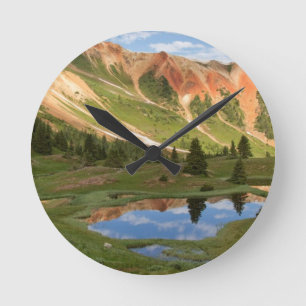 Reloj Redondo Mediano Reflexión roja de la montaña