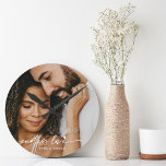 Reloj Redondo Mediano Regalo de fotos personalizado de amor infinito mod<br><div class="desc">Mantén a los recuerdos en el amor eterno e interminable con este reloj de pared de fotos de escritura moderna. Un regalo perfecto para todas las ocasiones,  incluyendo la temporada de Navidades.</div>