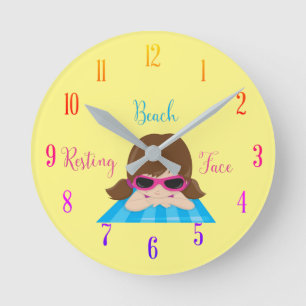 Reloj Redondo Mediano Resting Beach Face Girl on Beachtowel  