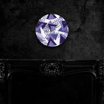 Reloj Redondo Mediano Resumen de Guay de los años 80 | Patrón de formas<br><div class="desc">moda abstracta moderna y elegante de arte pop geométrico abstracto geométrico contemporáneo en una divertida paleta de amantes de la púrpura ultra violeta que celebra los años 90 y 80 con gráficos retro totalmente asombrosos. El estilo Memphis aleatorio de los años 80 y 90 incluía patrones sin fisuras de zigzags...</div>