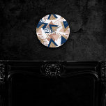 Reloj Redondo Mediano Resumen de moda de los años 80 | Patrón de oro de<br><div class="desc">Arte pop abstracto contemporáneo eminente y sofisticado, geométrico contemporáneo y sofisticado, en un sofisticado azul marino, rosa rubor y una paleta de purpurinas metálicos de rosa de cobre que celebran los años 90 y 80 con gráficos retro totalmente asombrosos. El estilo Memphis aleatorio de los años 80 y 90 incluía...</div>