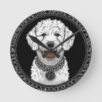 Retrato de perro blanco con collar de cadena