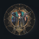 Reloj Redondo Mediano Retrato Golden Newt, Tina y Leta Art Deco<br><div class="desc">BROMAS FANTÁSTICAS: LOS CRÍMENES DE GRINDELWALD™ | Eche un vistazo a este retrato de arte nuevo con PORPENTINA GOLDSTEIN™,  NEWT SCAMANDER™ y Leta Lestrange en un marco circular ornamentado. ¡Consigue este bonito gráfico en tu producto Zazzle favorito hoy!</div>