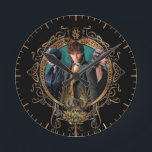 Reloj Redondo Mediano Retrato Golden Newt, Tina y Leta Art Deco<br><div class="desc">BROMAS FANTÁSTICAS: LOS CRÍMENES DE GRINDELWALD™ | Eche un vistazo a este retrato de arte nuevo con PORPENTINA GOLDSTEIN™,  NEWT SCAMANDER™ y Leta Lestrange en un marco circular ornamentado. ¡Consigue este bonito gráfico en tu producto Zazzle favorito hoy!</div>