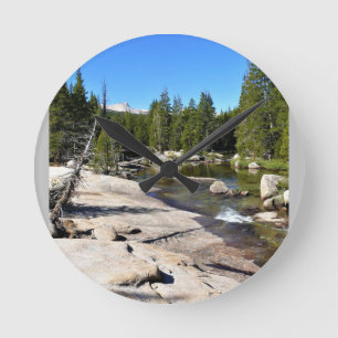 Reloj Redondo Mediano Río Tuolumne con pico de catedral, Yosemite, CA