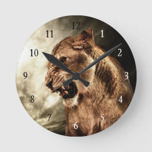 Reloj Redondo Mediano Roaring lioness against stormy sky