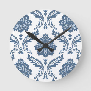 Reloj Redondo Mediano Rococo Damask Patrón Grande Azul sobre Blanco