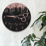Reloj Redondo Mediano Rodillo de tijeras Purpurinas Rosa de Oro con esti<br><div class="desc">Este diseño puede ser personalizado en el área proporcionada cambiando la foto y/o el texto. O puede personalizarse haciendo clic en Personalizar esta plantilla y, a continuación, eligiendo la opción de hacer clic en el personalizar y eliminando o cambiando el color del fondo, agregando texto, cambiando el color o estilo...</div>