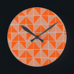 Reloj Redondo Mediano Rompecabezas del Art Deco<br><div class="desc">Este reloj tiene un diseño art deco de cuadrados divididos en la mitad por líneas diagonales de plata. Los cuadrados se juntan en un campo de naranja.</div>