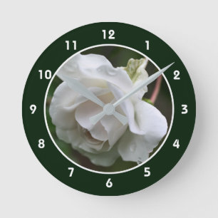 Reloj Redondo Mediano Rosa Blanca Con Flor De Gotitas De Lluvia