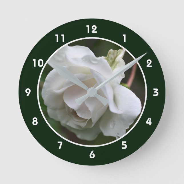 Reloj Redondo Mediano Rosa Blanca Con Flor De Lluvia (Anverso)