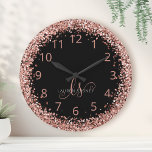Reloj Redondo Mediano Rosa Oro Rubor Purpurina rosa Glam Monograma Nombr<br><div class="desc">Glam Rosa Purpurina Oro Elegante Reloj Monograma. Personalice fácilmente este diseño de reloj de moda de moda con un elegante purpurina brillante de oro rosa sobre un fondo negro. El diseño incluye su monograma manuscrito con remolques de bonito y su nombre.</div>