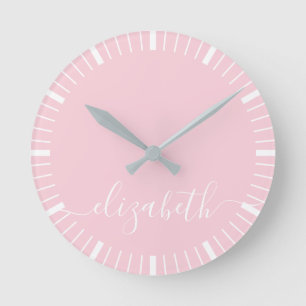 Reloj Redondo Mediano rosa pastel con firma en letra cursiva blanca - mí