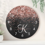 Reloj Redondo Mediano Rosa personalizado Purpurina de oro Monograma de e<br><div class="desc">Personalice fácilmente este elegante diseño de moda de reloj redondo con un purpurina rosa de oro brillante sobre un fondo metálico negro cepillado.</div>