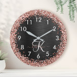 Reloj Redondo Mediano Rosa personalizado Purpurina de oro Monograma de e<br><div class="desc">Personalice fácilmente este elegante diseño de reloj de moda con un purpurina rosa de oro brillante sobre un fondo metálico negro cepillado.</div>